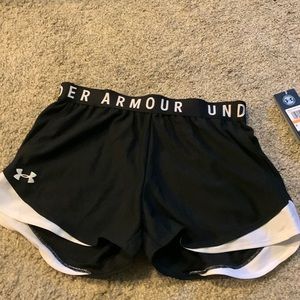 Black and white under armour shorts size SM/CH